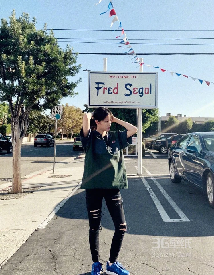 欧阳娜娜晒街拍美图，灰布衬衫搭破洞牛仔裤悠闲而随意4