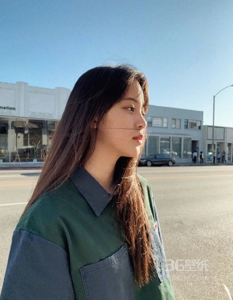 欧阳娜娜晒街拍美图，灰布衬衫搭破洞牛仔裤悠闲而随意3