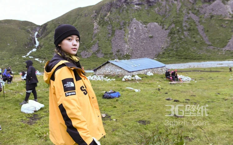 欧阳娜娜晒街拍美图，灰布衬衫搭破洞牛仔裤悠闲而随意6