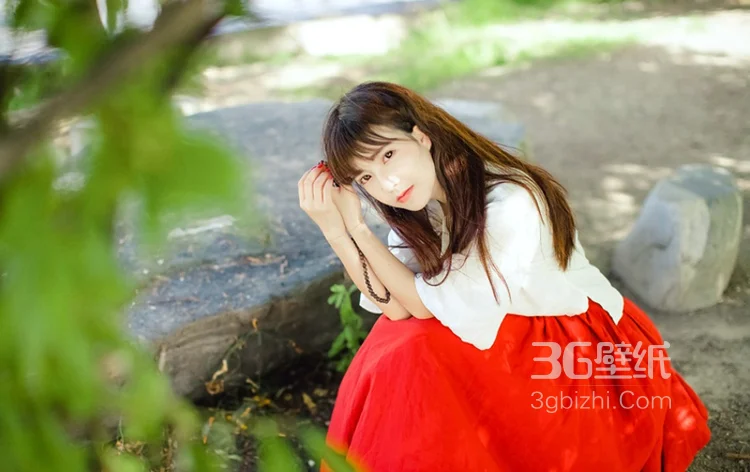 佛系少女白衫红裙唯美写真，手戴串珠吹笛冥想很仙气2