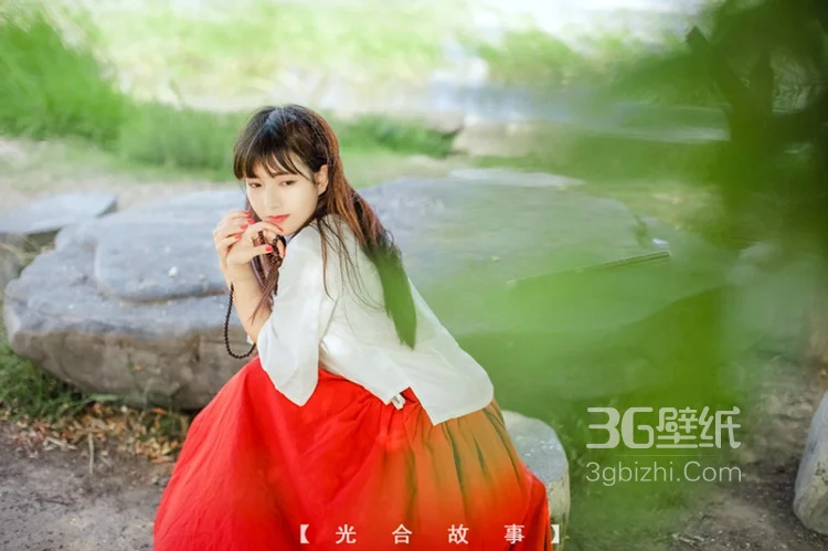 佛系少女白衫红裙唯美写真，手戴串珠吹笛冥想很仙气6