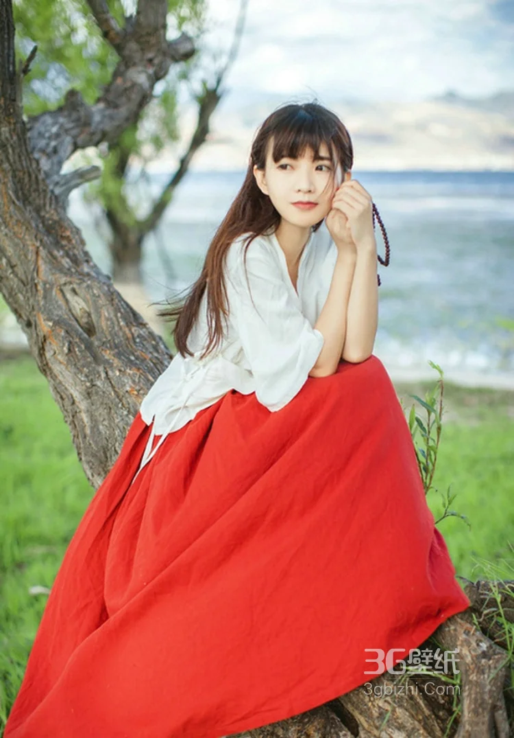 佛系少女白衫红裙唯美写真，手戴串珠吹笛冥想很仙气4