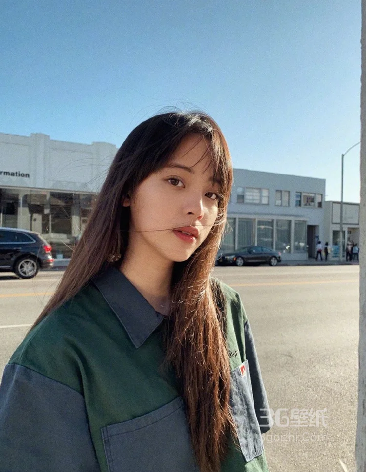 欧阳娜娜晒街拍美图，灰布衬衫搭破洞牛仔裤悠闲而随意2