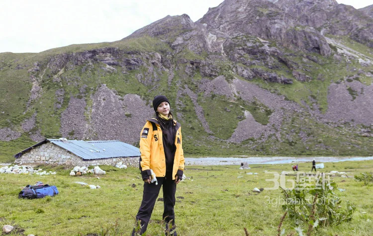 欧阳娜娜晒街拍美图，灰布衬衫搭破洞牛仔裤悠闲而随意5