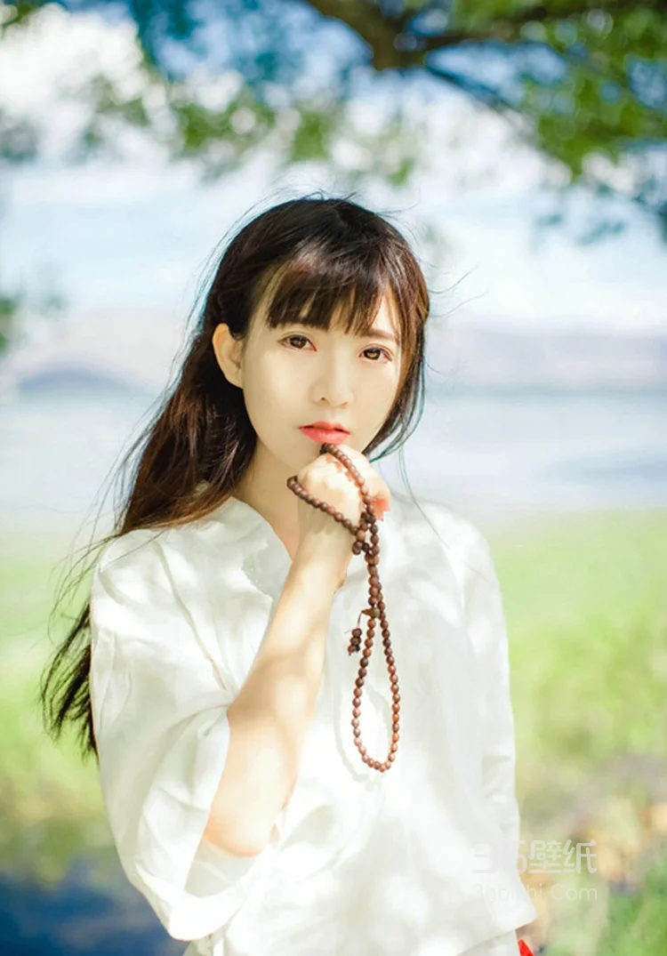 佛系少女白衫红裙唯美写真，手戴串珠吹笛冥想很仙气3