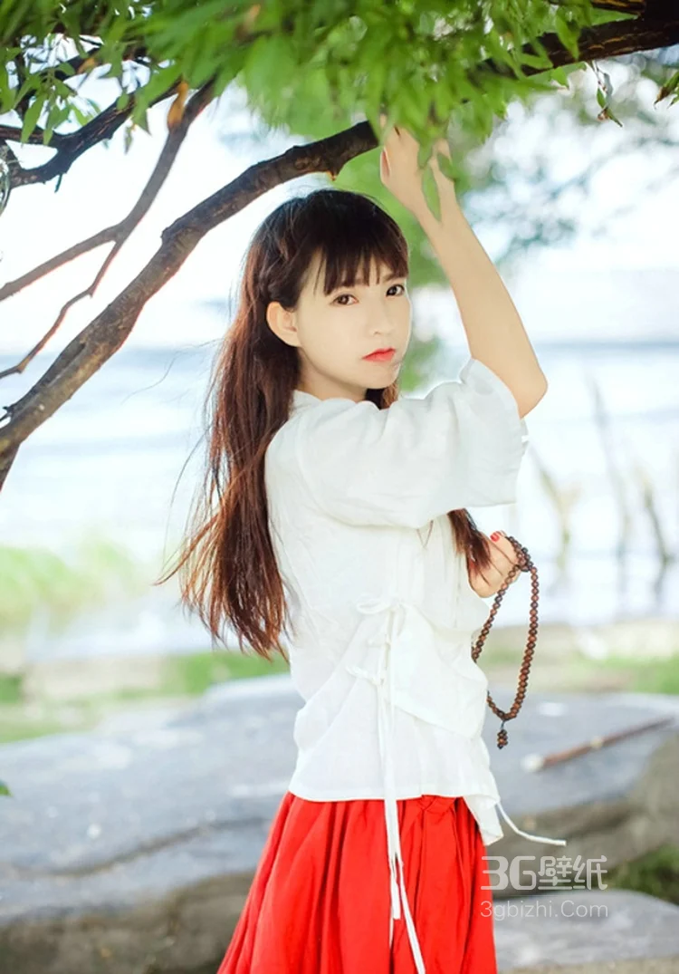 佛系少女白衫红裙唯美写真，手戴串珠吹笛冥想很仙气8