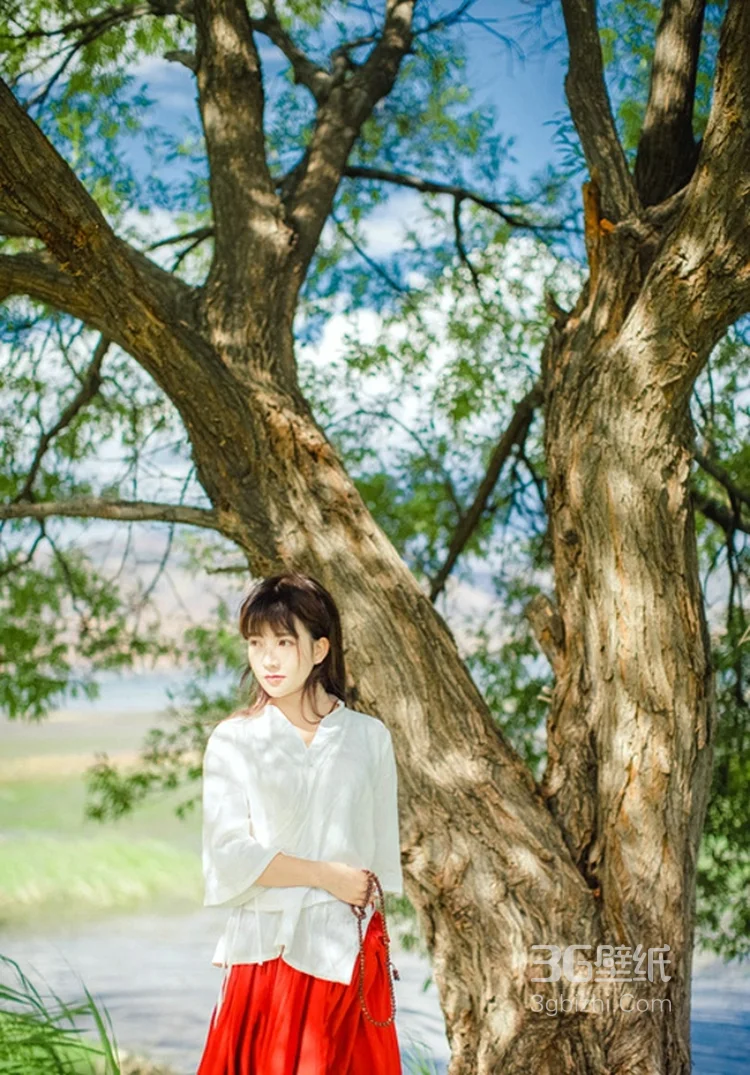 佛系少女白衫红裙唯美写真,手戴串珠吹笛冥想很仙气7