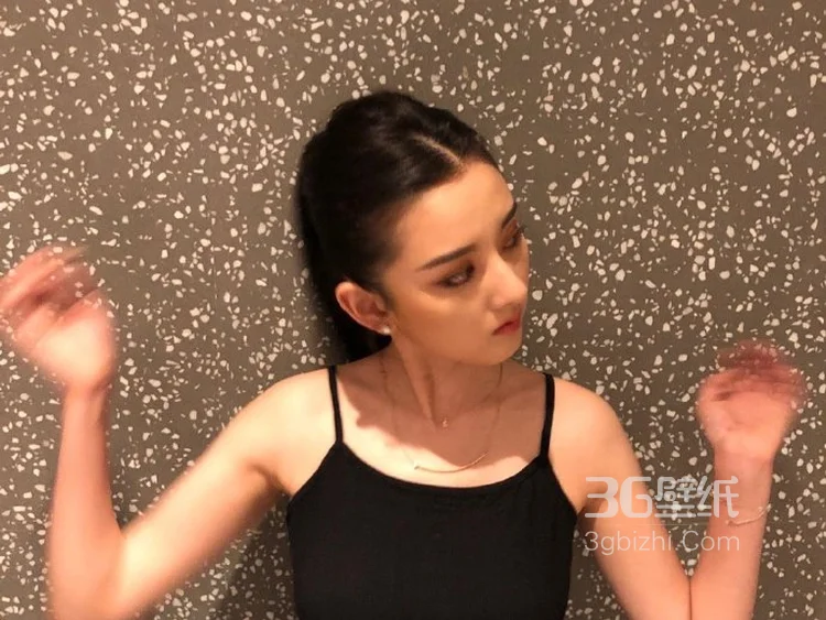 宋祖儿身着黑色吊带小背心小露性感，妆容精致锁骨迷人2