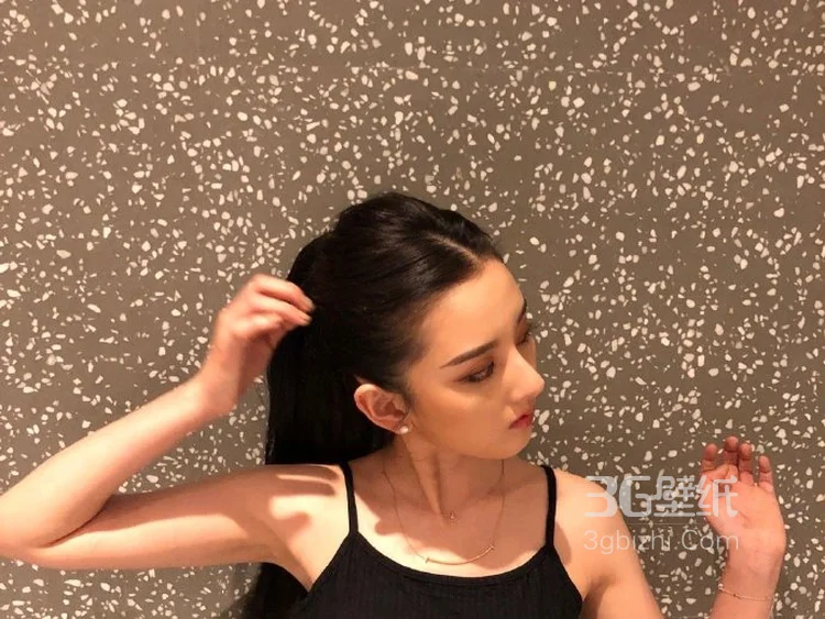 宋祖儿身着黑色吊带小背心小露性感，妆容精致锁骨迷人3