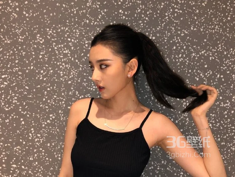 宋祖儿身着黑色吊带小背心小露性感，妆容精致锁骨迷人4