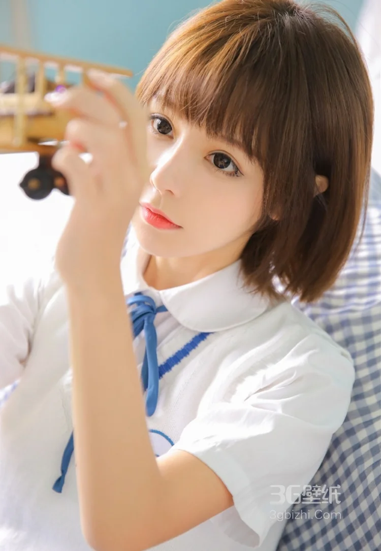 短发 学生妹子 制服 短裙 丝袜，极品美少女同学的私房写真12