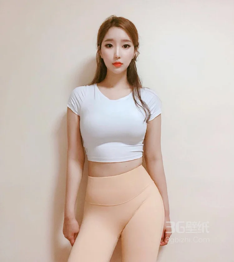 又是丰满，健身女孩 阳光气质 ​​​​ 紧身裤 自拍生活照2