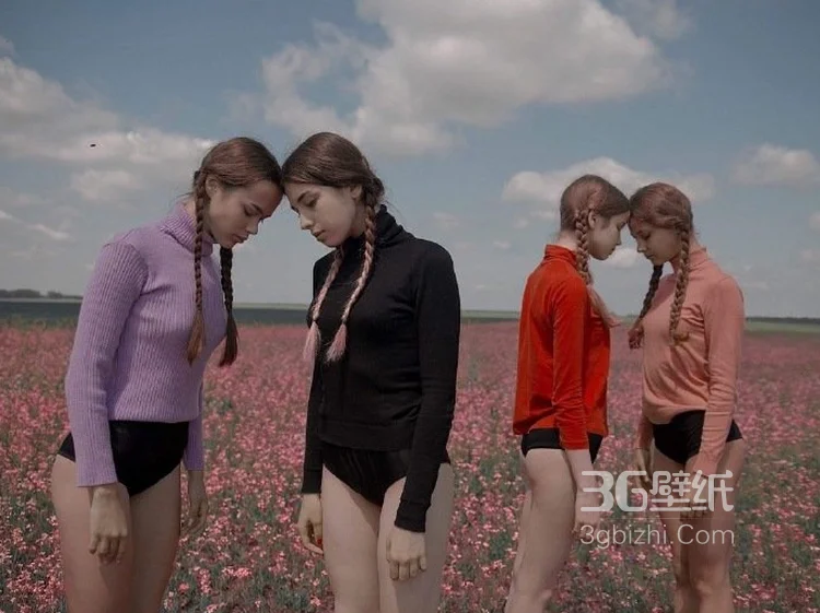 欧洲青春少女闺蜜四人组，在开满野花的山上唯美摄影照片3