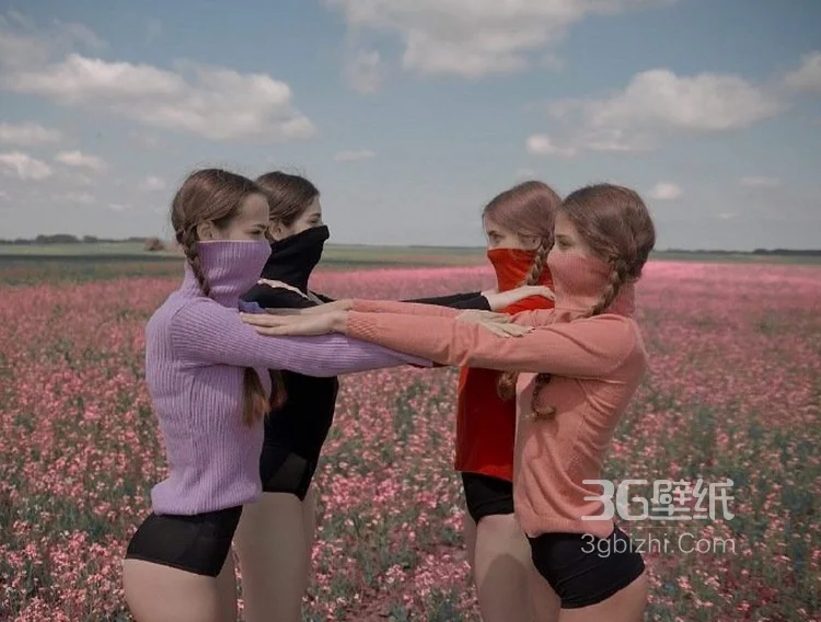 欧洲青春少女闺蜜四人组，在开满野花的山上唯美摄影照片2