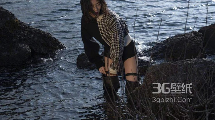 刘雯个性装扮海边逐浪写真，超短黑裤搭长筒水靴风格感人4