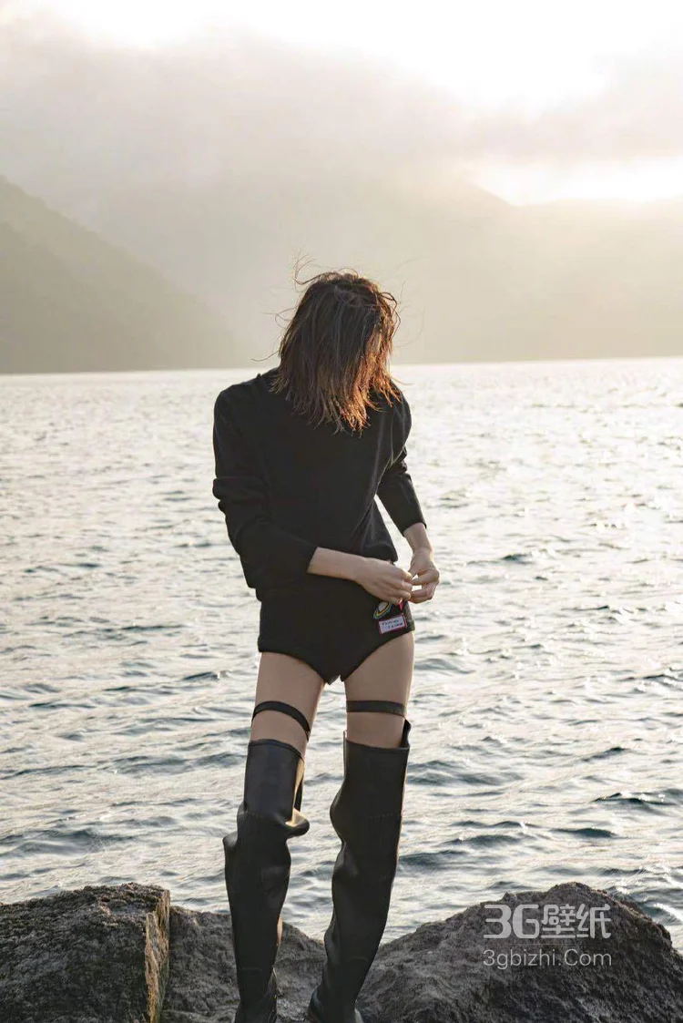 刘雯个性装扮海边逐浪写真，超短黑裤搭长筒水靴风格感人6