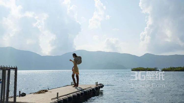 刘雯个性装扮海边逐浪写真，超短黑裤搭长筒水靴风格感人3