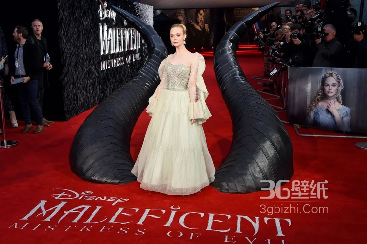 艾丽·范宁超美亮相《沉睡魔咒2》伦敦首映礼图片集7