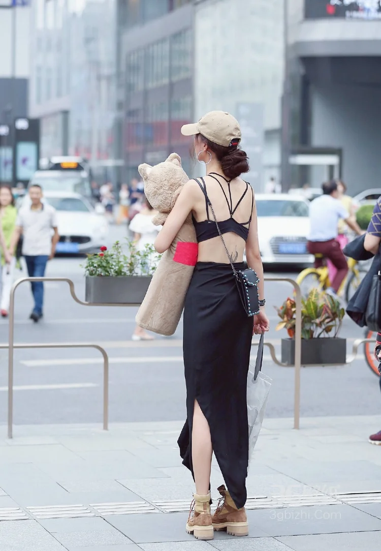 街拍美女，手拿布偶的时尚性感吊带内衣美女街拍图片3