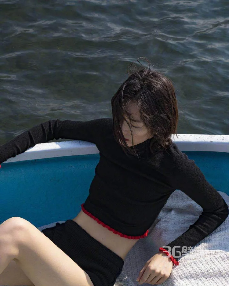 刘雯个性装扮海边逐浪写真，超短黑裤搭长筒水靴风格感人8