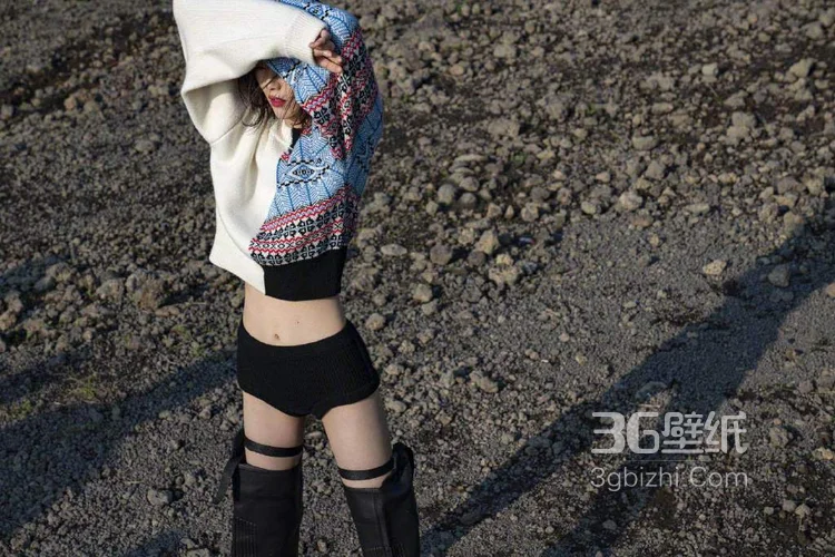 刘雯个性装扮海边逐浪写真，超短黑裤搭长筒水靴风格感人2