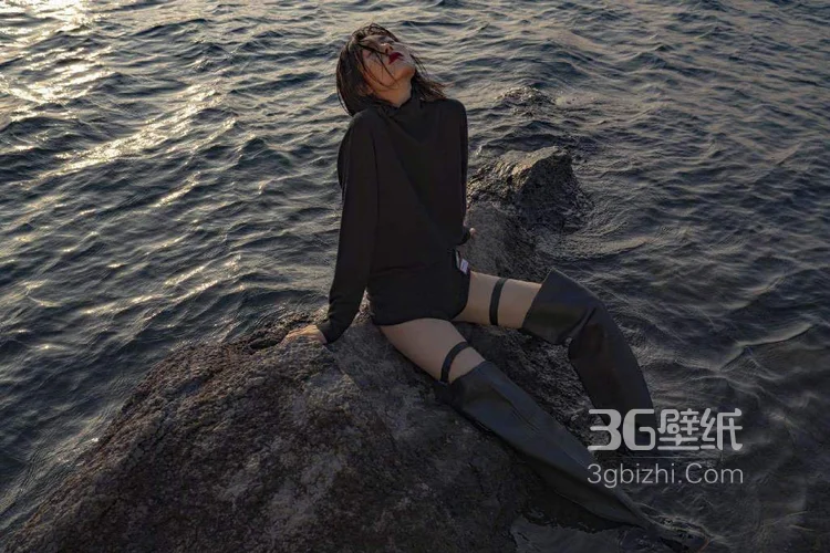 刘雯个性装扮海边逐浪写真，超短黑裤搭长筒水靴风格感人5