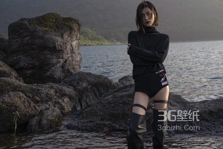 刘雯个性装扮海边逐浪写真，超短黑裤搭长筒水靴风格感人7