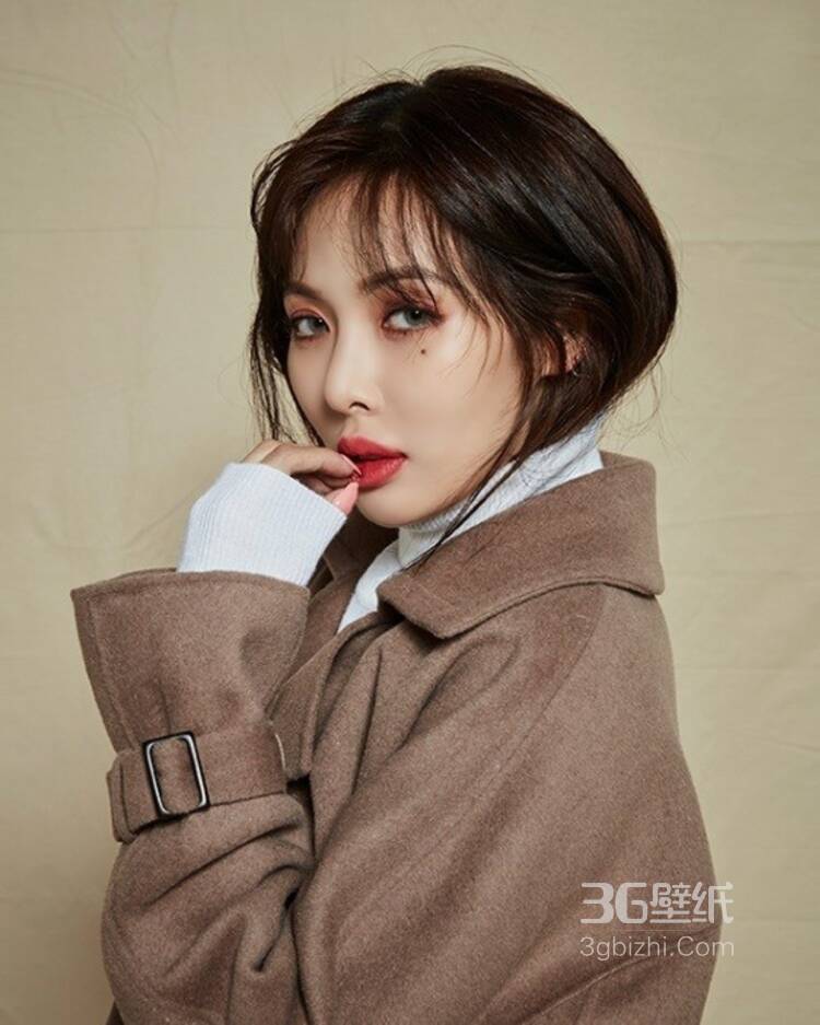 韩国女星泫雅秋装写真大片,妆容精致,姿势表情霸气