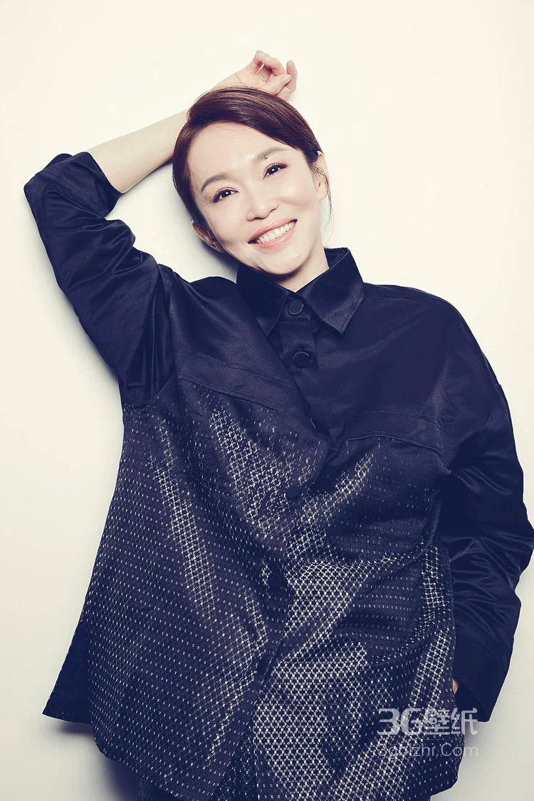 范文芳着黑色oversize衬衣居家俏皮搞怪连拍图片4