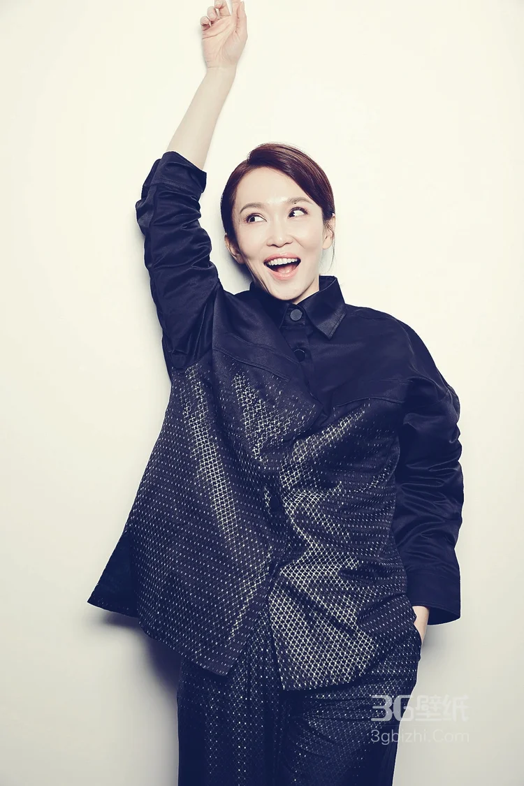 范文芳着黑色oversize衬衣居家俏皮搞怪连拍图片6