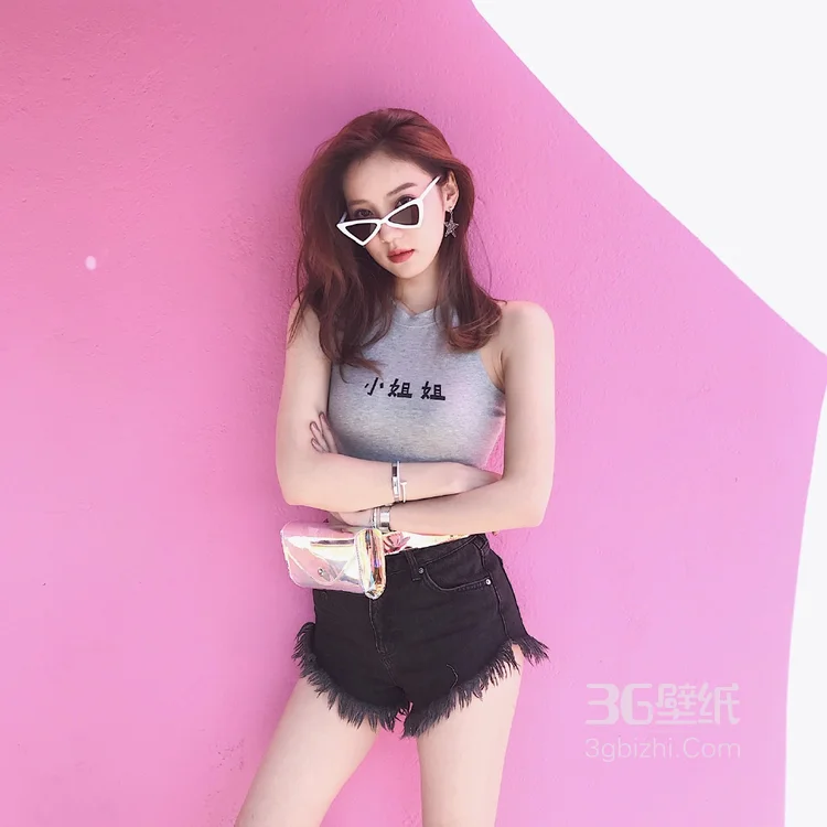 小姐姐的衣服上写着小姐姐，高挑苗条短裤美女可爱写真3