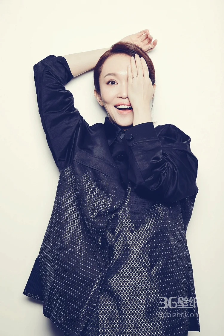 范文芳着黑色oversize衬衣居家俏皮搞怪连拍图片2