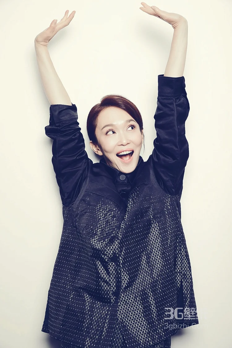 范文芳着黑色oversize衬衣居家俏皮搞怪连拍图片5