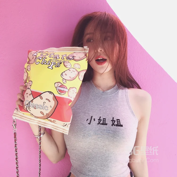 小姐姐的衣服上写着小姐姐，高挑苗条短裤美女可爱写真4