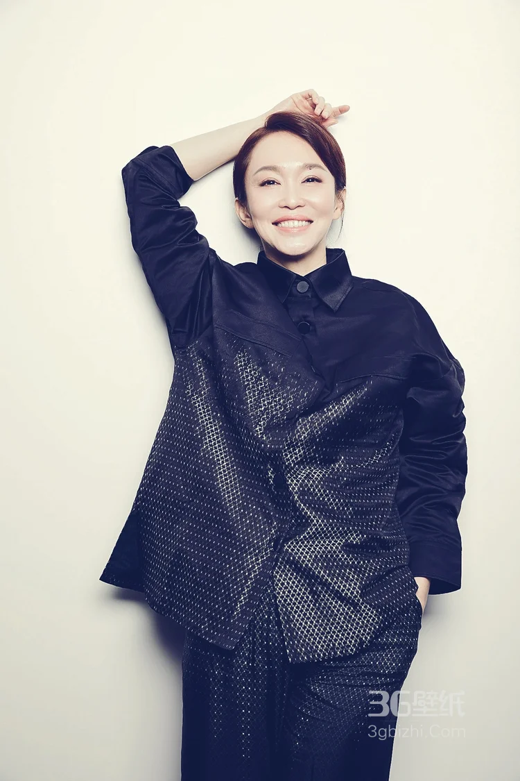 范文芳着黑色oversize衬衣居家俏皮搞怪连拍图片3