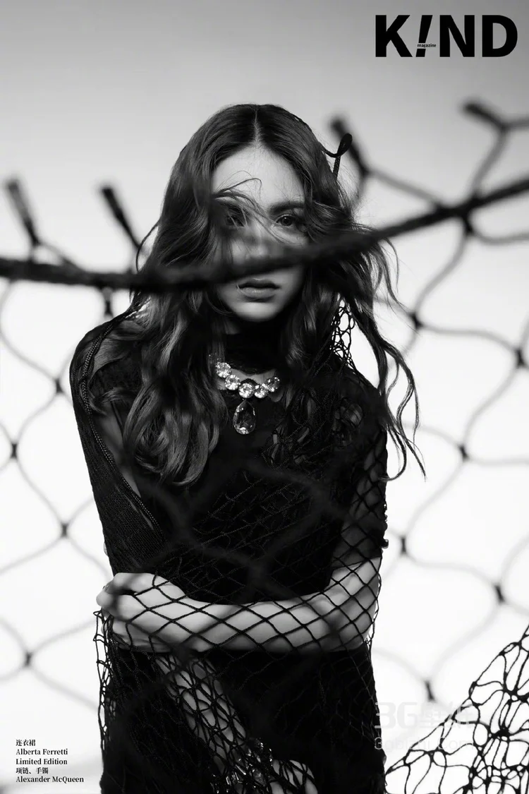 昆凌化身人鱼酷美时尚杂志写真图片9
