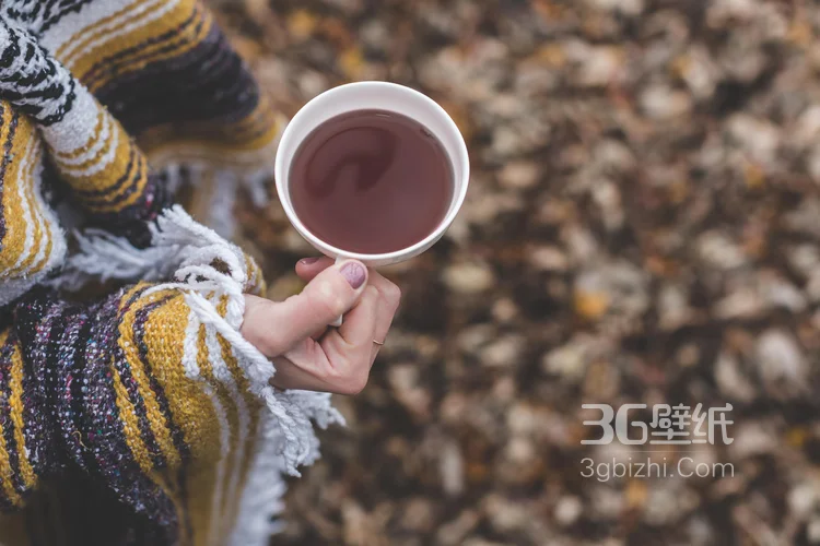 咖啡图片，手捧咖啡的美女唯美画风图片3