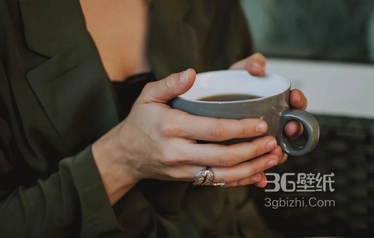 咖啡图片，手捧咖啡的美女唯美画风图片6