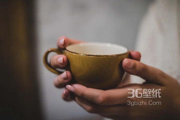 咖啡图片，手捧咖啡的美女唯美画风图片7
