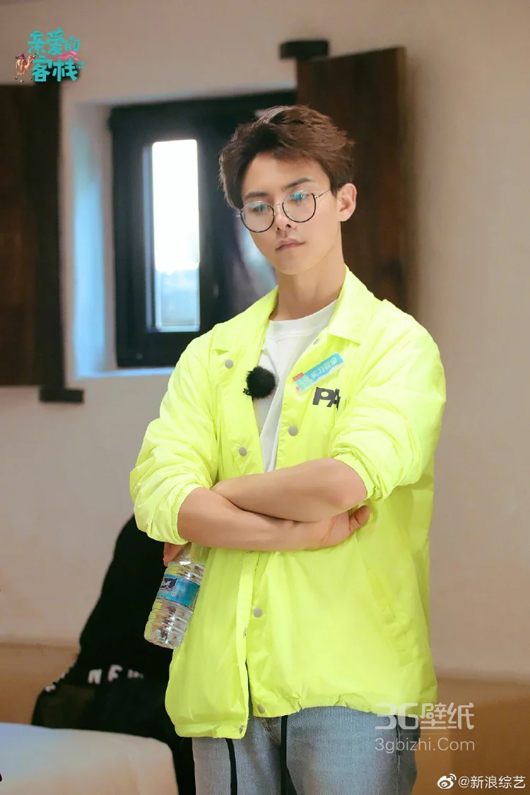 马天宇，张翰《亲爱的客栈》片场合照，并配文：我俩来了4