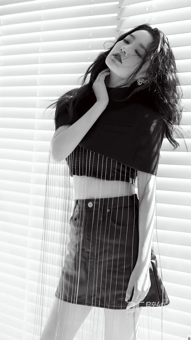 李沁黑白色调写真手机壁纸1