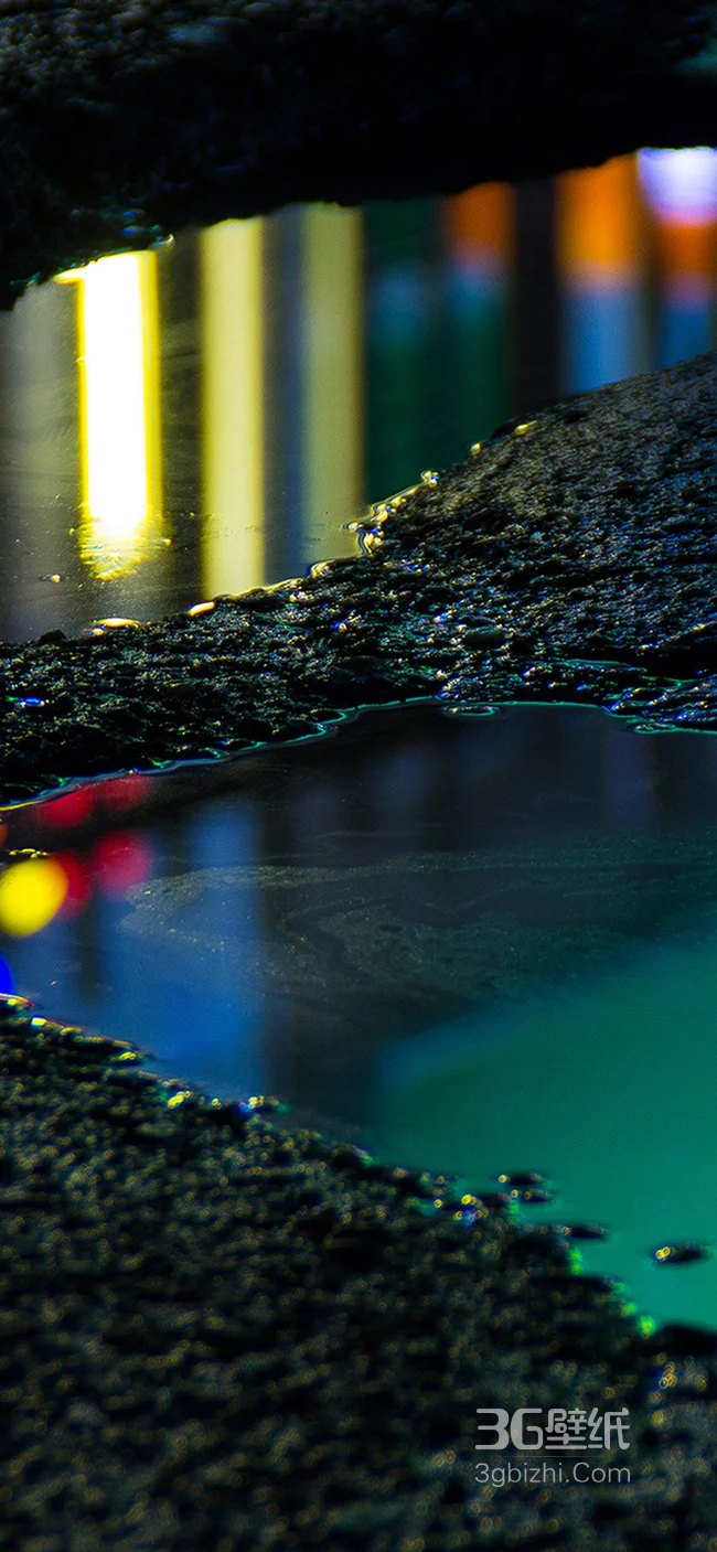 街道上的水倒影着城市的灯光手机壁纸1