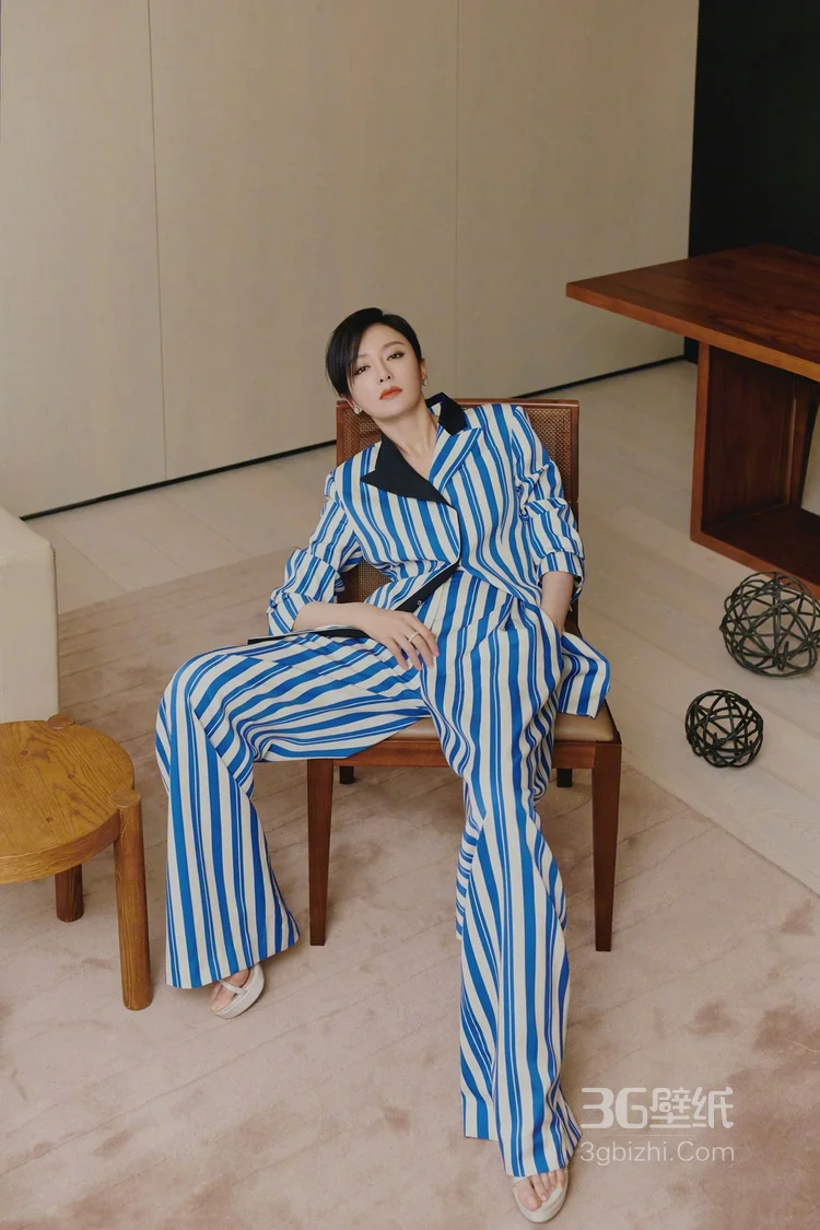 秦岚短发造型出镜，着蓝白条纹西服套装时髦个性写真图片3