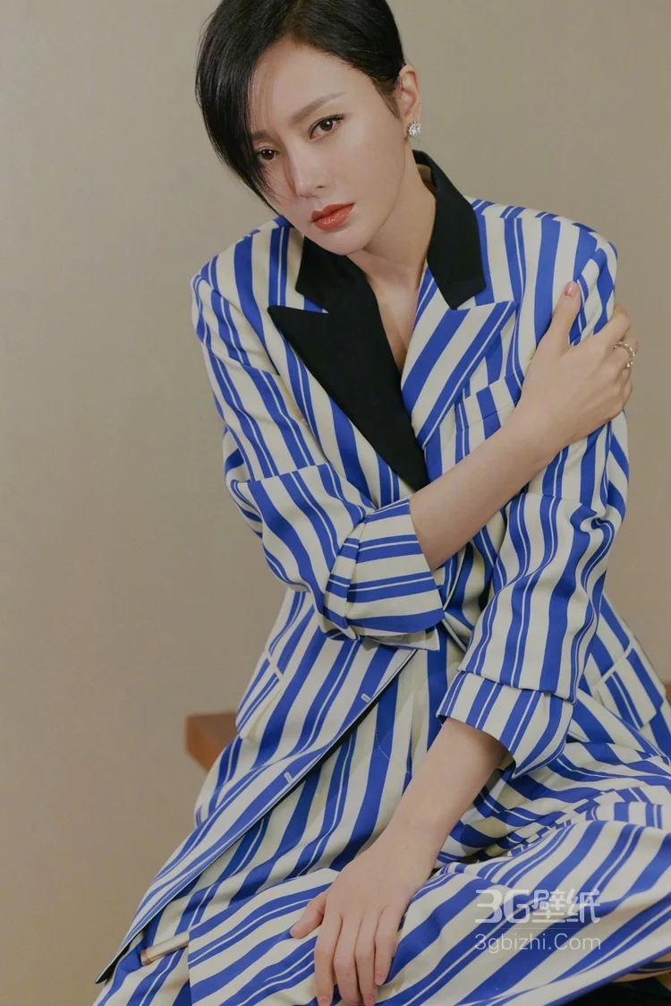 秦岚短发造型出镜，着蓝白条纹西服套装时髦个性写真图片2