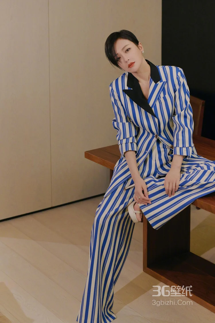 秦岚短发造型出镜，着蓝白条纹西服套装时髦个性写真图片4