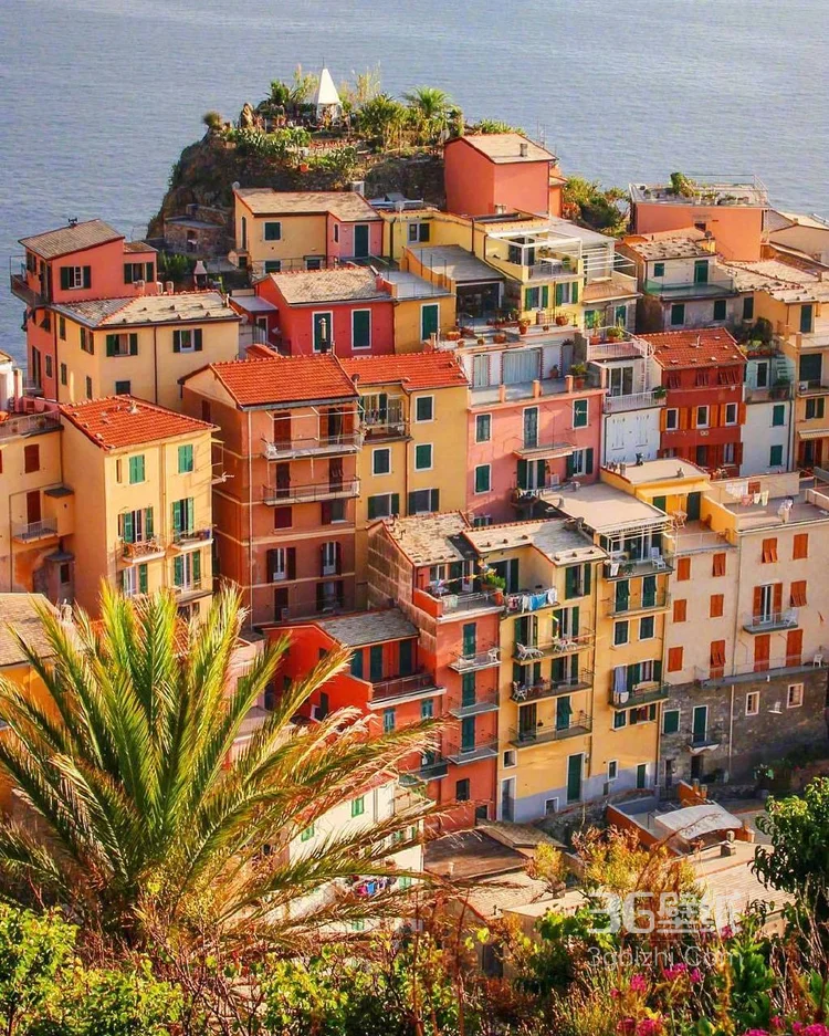 意大利沿海小镇，悬崖上的马纳罗拉唯美摄影图片7