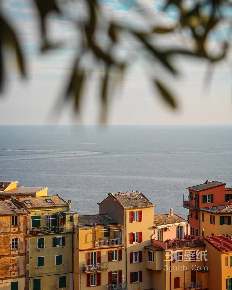意大利沿海小镇，悬崖上的马纳罗拉唯美摄影图片2