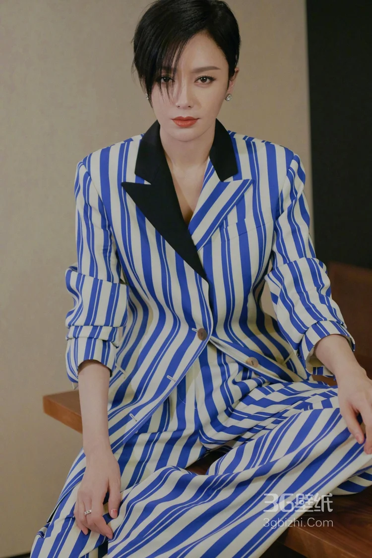 秦岚短发造型出镜，着蓝白条纹西服套装时髦个性写真图片6