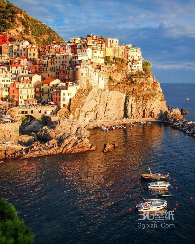 意大利沿海小镇，悬崖上的马纳罗拉唯美摄影图片3