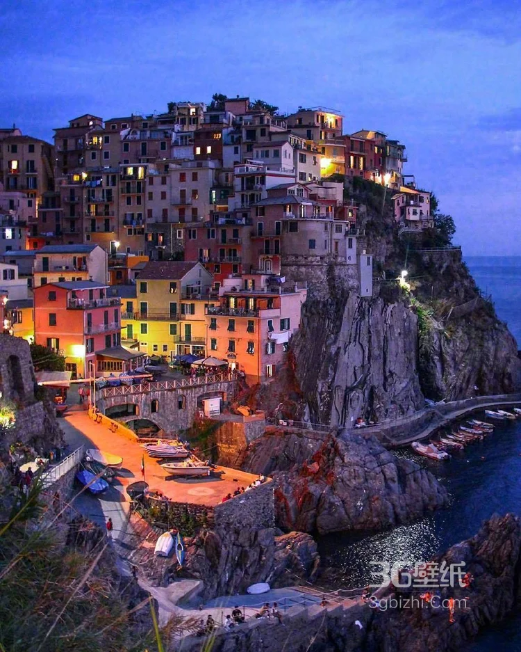 意大利沿海小镇，悬崖上的马纳罗拉唯美摄影图片5